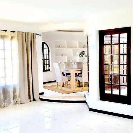 Vakantiehuis Beautifully Decorated House In *