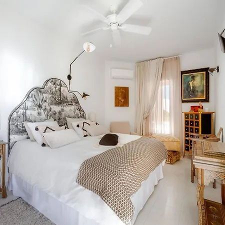 Vakantiehuis Beautifully Decorated House In *